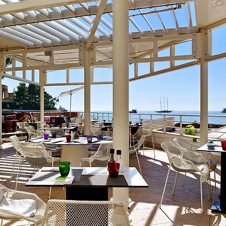 Le Meridien Plaza Hotel 4*